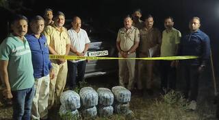 Jalgaon Crime : 'ती' गाडी दिसताच पोलिसांच्या मनात संशयाची पाल चुकचुकली, फिल्मीस्टाईल पाठलाग, झुडपात लपवून ठेवलेेल्या कारचा दरवाजा उघडला अन्...