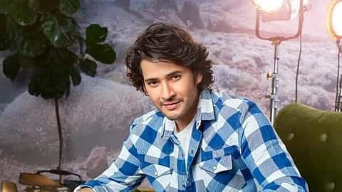 उन्होंने अपनी स्कूलिंग चेन्नई के सेंट बेड़े एंग्लो इंडियन हायर सेकेंडरी स्कूल से की. यह स्कूल चेन्नई के सबसे पुराने और टॉप स्कूलों में से एक माना जाता है. स्कूल की पढ़ाई पूरी करने के बाद महेश बाबू ने चेन्नई के ही मशहूर लोयोला कॉलेज में दाखिला लिया और बैचलर ऑफ कॉमर्स (B.Com) की डिग्री हासिल की. पढ़ाई पूरी करने के बाद उन्होंने एक्टिंग की ट्रेनिंग ली और फिर फिल्मों में कदम रखा.