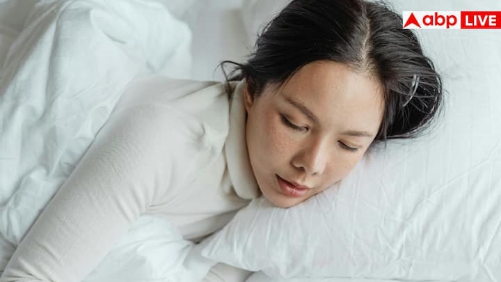 सुबह की सूरज की रोशनी शरीर की जैविक घड़ी को ठीक करती है और आपकी नींद के चक्र को नियमित बनाती है.