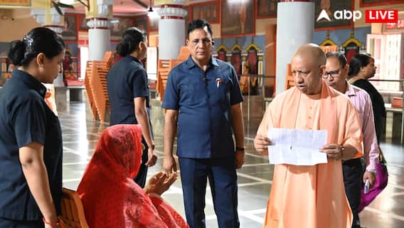जनता दर्शन में लोगों से रूबरू हुए CM योगी, कहा- गंभीर बीमारियों के इलाज में मदद करेगी सरकार