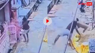 बंदर ने लगाया जॉन सीना दांव! पत्थर मार रहे युवक को चटाई धूल- वीडियो देख नहीं रुकेगी हंसी