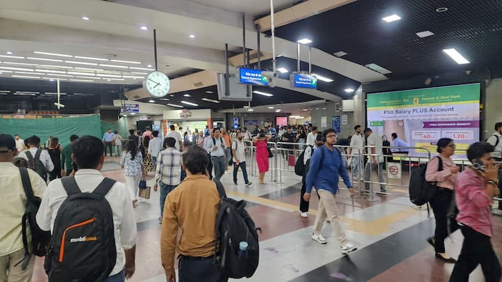 मेट्रो स्टेशन परिसर में कल से प्रवेश के साथ ही कड़ी और गहन जांच की जा रही है, जिससे व्यस्त समय में कई मेट्रो स्टेशन पर यात्रियों की लंबी लाईनें देखने को मिली. जिस वजह से यात्रियों को मेट्रो में सवार होने के लिए काफी इंतेज़ार करना पड़ा.