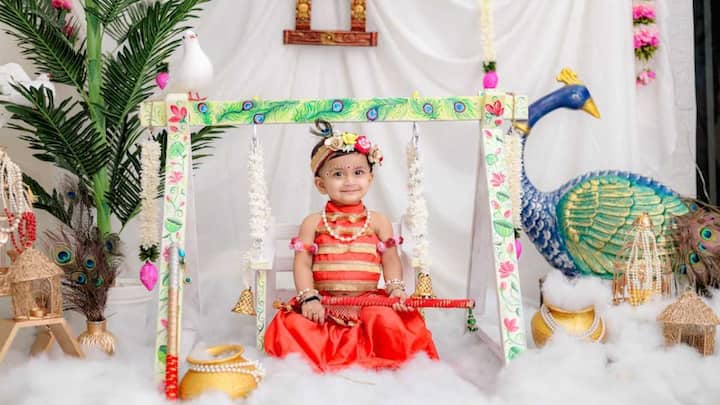 रंग-बिरंगा प्रिंटेड हरे राम, हरे कृष्णा वाले कुर्ता सेट भी इस जन्माष्टमी पर अपने बच्चे को पहना सकते हैं. ये काफी कंफर्टेबल रहते हैं, साथ ही इसमें आप माला, चूड़ी और कमरबंद लुक पूरा करने के​ लिए एड कर सकते हैं.