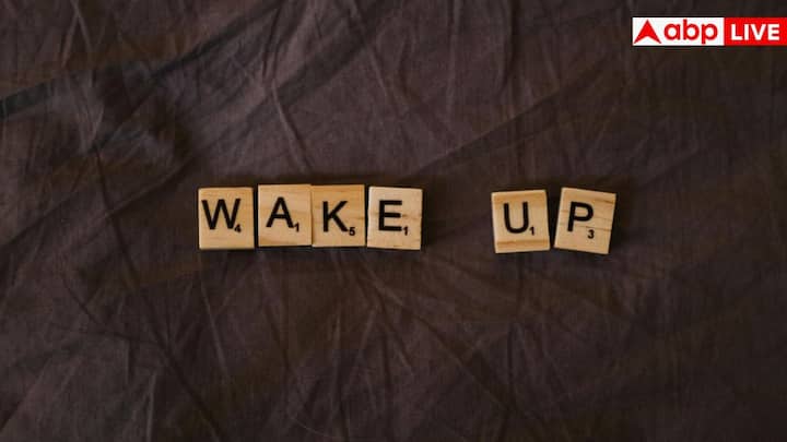 हर दिन एक ही समय पर सोने और जागने की कोशिश करें. इससे आपकी बॉडी क्लॉक सेट हो जाती है और आपको जल्दी नींद भी आएगी.