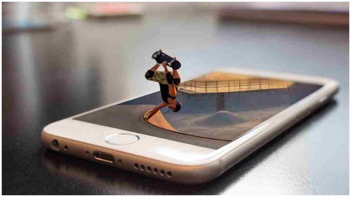 Mobile Tips : మొబైల్​ చాలామంది ఎక్కువగా ఉపయోగిస్తారు. అయితే దీనిని జాగ్రత్తగా వాడకుండా.. ఎక్కడికిపడితే అక్కడి తీసుకెళ్తున్నారా? అయితే జాగ్రత్త.