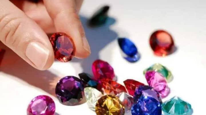 बहुमूल्य रत्न एवं आभूषण: भारत रत्नों के उत्पादन और पॉलिशिंग के लिए प्रसिद्ध है। यह बड़ी मात्रा में हीरे, जवाहरात और बहुमूल्य पत्थरों का निर्यात करता है, जिनका उपयोग दुनिया भर में आभूषण बनाने में किया जाता है।