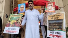 UP Assembly Election: सपा विधायक का अनोखा प्रदर्शन, कांवड़ लेकर विधानसभा पहुंचे अतुल प्रधान, उठाया ये बड़ा सवाल
