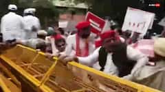 चुनाव आयोग के दफ्तर जा रहे अखिलेश यादव ने बैरिकेड फांदने से पहले कहा- ये लोग हमें...