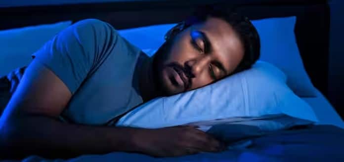 कई लोग नहाने के तुरंत बाद सो जाते हैं, जो स्वास्थ्य के लिए भी अच्छा नहीं है। वास्तु शास्त्र के अनुसार, नहाने के तुरंत बाद सोने या बिस्तर पर लेटने से सूर्य की चमक कम हो जाती है। सूर्य के कमजोर होने पर आलस्य और थकान बढ़ जाती है।