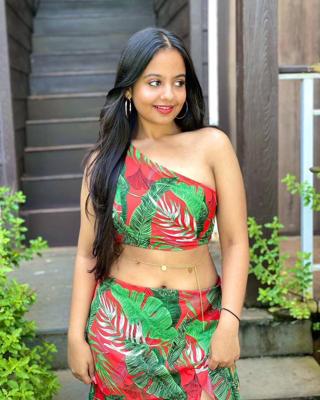 In Anupama, Spriha Chatterjee is seen in a very simple look. Earlier she was seen in a suit and now she is seen wearing a saree.