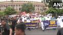 INDIA Alliance March on Election Commission: मतचोरी बंद करा! राहुल गांधींनी घेरल्यानंतर इंडिया आघाडीनं सुद्धा शड्डू ठोकला, निवडणूक आयोगावरील मोर्चा संसदेच्या प्रांगणातच अडवला