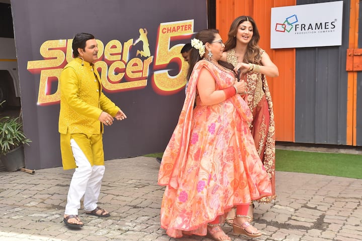 50 की उम्र में भी खूबसूरती में शिल्पा शेट्टी को मात देना मुश्किल, ट्रेडिशनल लुक में बरपाया कहर 6 इस शो को परितोष होस्ट करते हैं. कई सालों से वो ही शो को होस्ट कर रहे हैं और हर बार अपने अंदाज से लोगों को खूब इंप्रेस करते हैं.