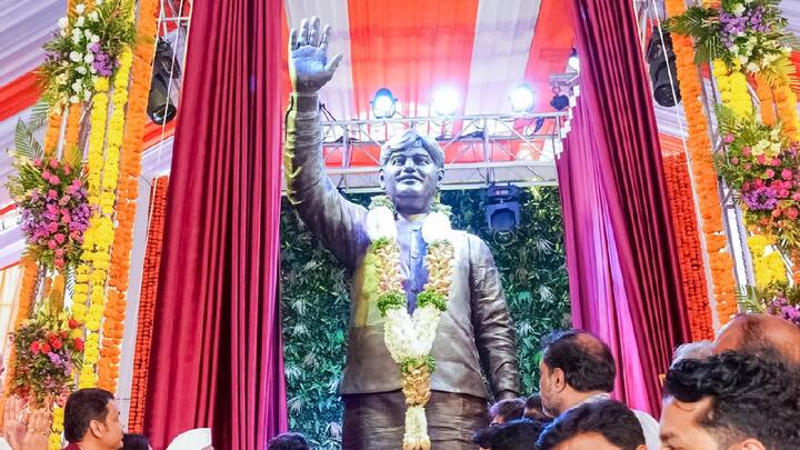 लातुरातील दयानंद महाविद्यालयाच्या प्रांगणात पुतळा अनावरणाचा जाहीर कार्यक्रम आयोजित करण्यात आला आहे. या कार्यक्रमास गोपीनाथ मुंडेंच्या कन्या आणि मंत्री पंकजा मुंडे, आमदार धनंजय मुंडे यांच्यासह मंत्री, व काही आमदार उपस्थित होते.