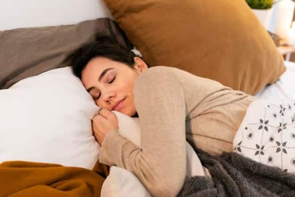 रिलैक्सेशन और पर्याप्त नींद: तनाव पीरियड्स के दर्द को और बढ़ा देता है. इसलिए रिलैक्सेशन टेक्नीक्स जैसे मेडिटेशन या डीप ब्रीदिंग अपनाएं और रोज़ कम से कम 7 घंटे की नींद लें.