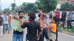 Gorakhpur News: गोरखपुर में सावन खत्म होते ही मछली के लिए मारा-मारी, सड़क पर चला हाईवोल्टेज ड्रामा