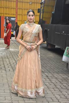 माथे पर बिंदी, बालों में गजरा...’परम सुंदरी’ के प्रमोशन पर साउथ इंडियन लक में कहर ढहाती दिखीं जाह्नवी कपूर