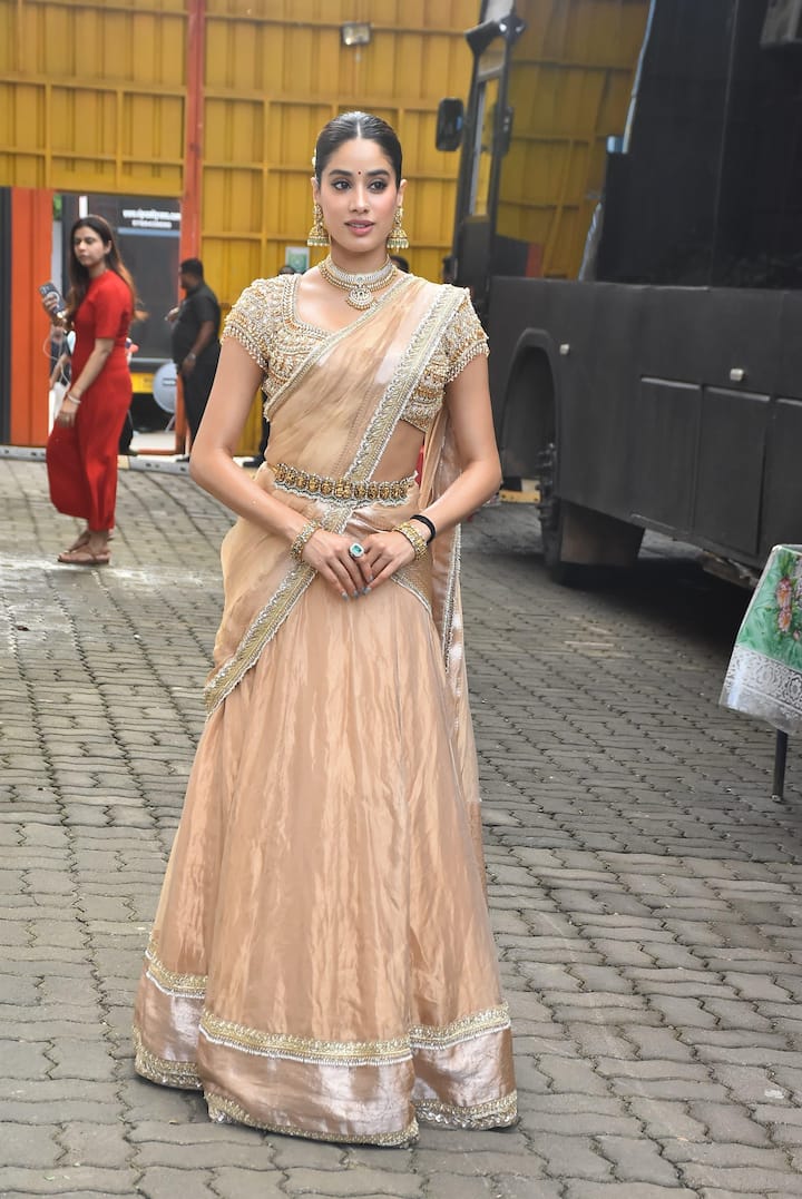 जाह्नवी कपूर को सोमवार के दिन पैपराजी ने एक शूटिंग पर स्पॉट किया. जहां वो अपनी फिल्म ‘परम सुंदरी’ का प्रमोशन करने पहुंची.