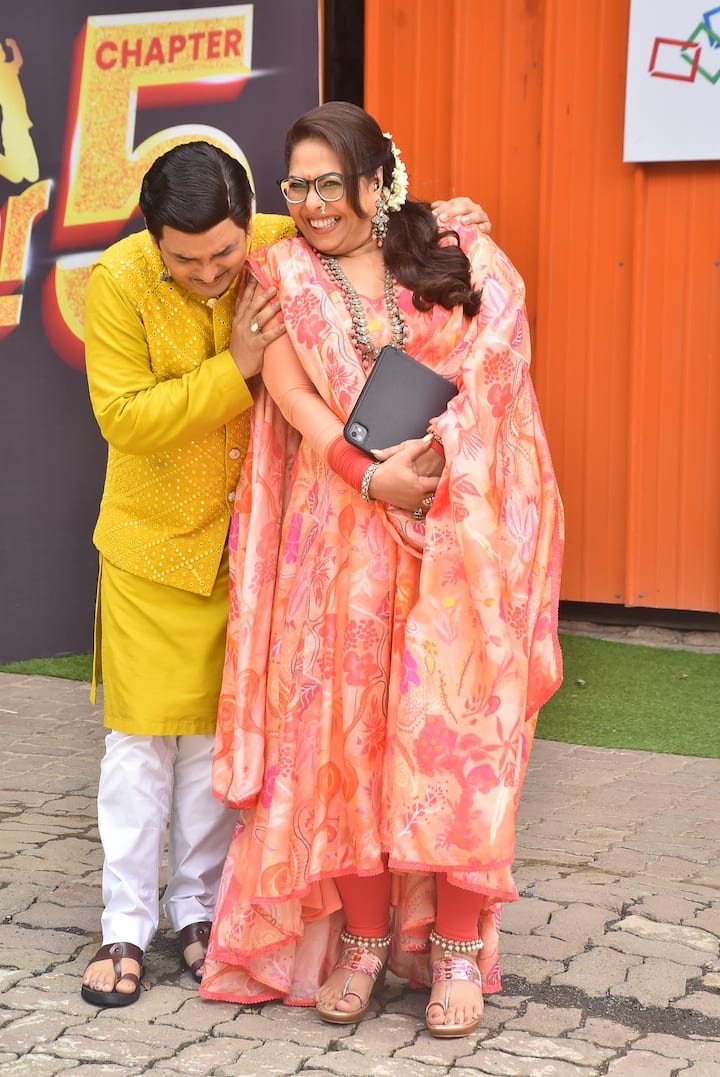 50 की उम्र में भी खूबसूरती में शिल्पा शेट्टी को मात देना मुश्किल, ट्रेडिशनल लुक में बरपाया कहर 5 शिल्पा शेट्टी के साथ कोरियोग्राफर गीता कपूर शो को जज करती हुई नजर आती हैं. गीता कपूर भी अनारकली में बेहद प्यारी लग रही हैं.