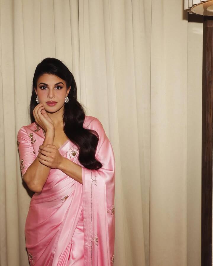 જેકલીન ફર્નાન્ડીઝે પોતાના જોરદાર અભિનય, ગ્લેમર અને મહેનતથી ઇન્ડસ્ટ્રીમાં પોતાનું નામ બનાવ્યું છે. આજે, અભિનેત્રી તેનો 40મો જન્મદિવસ ઉજવી રહી છે.