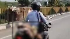 बाइक पर पत्नी का शव बांधकर जाने को मजबूर हुआ शख्स, एक्सीडेंट के बाद किसी ने नहीं की मदद