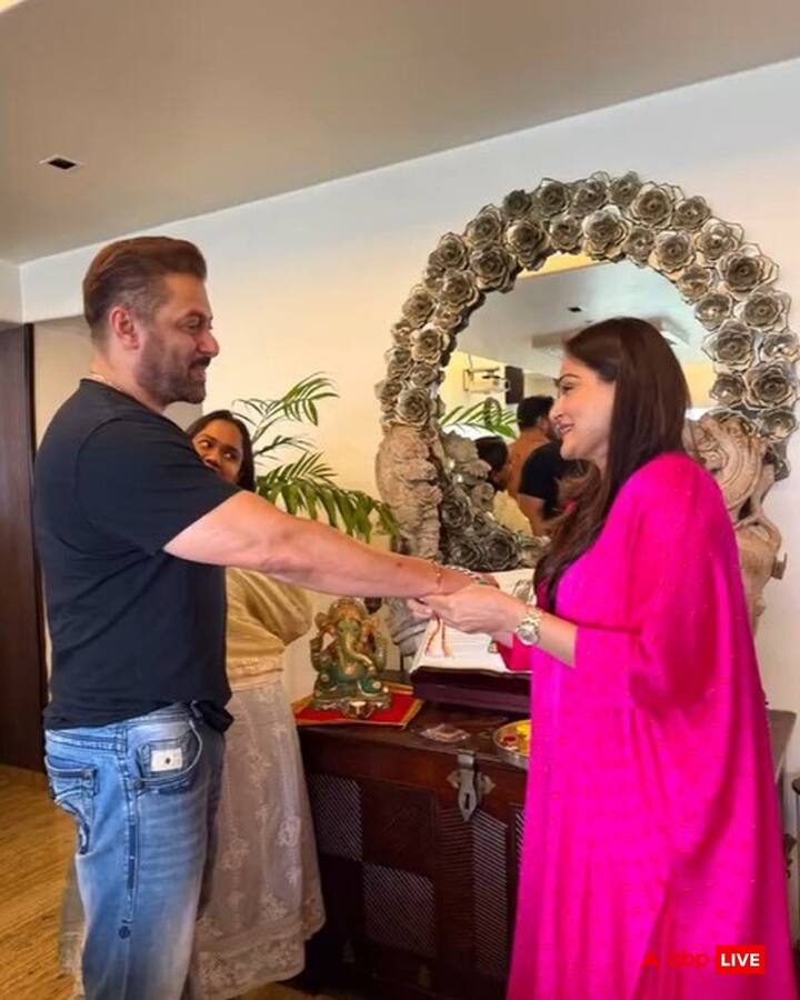 खान कुटुंब सलमानची बहीण अलविरा अग्निहोत्री हिच्या घरी पोहोचले.जिथे सलमान व्यतिरिक्त,