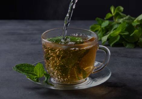 हर्बल चाय का सेवन: कैमोमाइल, अदरक या पुदीना वाली हर्बल चाय पीरियड्स के दर्द को कम करने में मदद करती है. इसमें मौजूद एंटी-इंफ्लेमेटरी और रिलैक्सिंग प्रॉपर्टीज शरीर को आराम पहुंचाती हैं.