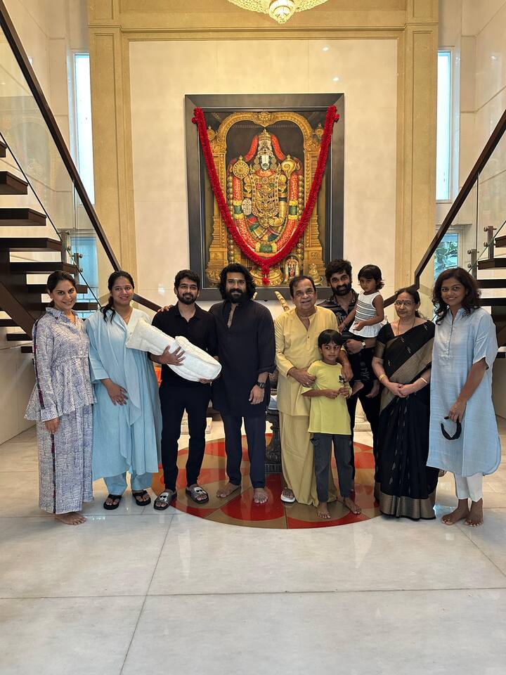 బ్రహ్మానందం రెండో కుమారుడు సిద్ధార్థ్ భార్య ఇటీవల పండంటి బిడ్డకు జన్మ ఇచ్చారు. ఆ చిన్నారిని చూసేందుకు రామ్ చరణ్ ఉపాసన దంపతులు వెళ్లినట్టు తెలుస్తోంది. 