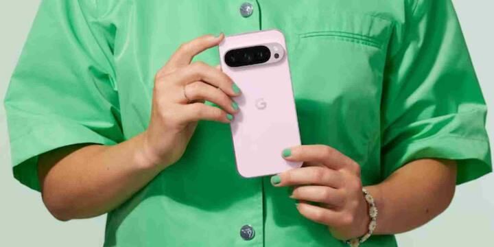 फोटोग्राफी के लिए फोन में ड्युअल रियर कैमरा सेटअप है 50MP का मेन लेंस और 48MP का अल्ट्रा-वाइड सेंसर. सेल्फी और वीडियो कॉल के लिए फ्रंट में 10.5MP कैमरा दिया गया है. सिक्योरिटी के लिए इसमें अल्ट्रासोनिक फिंगरप्रिंट सेंसर मिलता है.