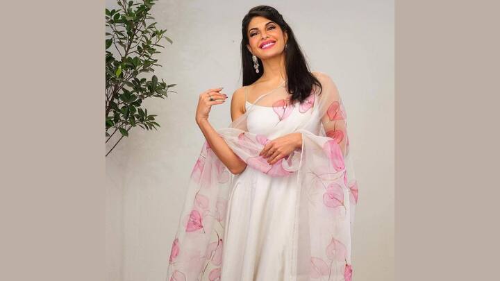 Jacqueline radiates grace in this pearl white suit paired with a pink leaf-printed dupatta, perfect for a minimal yet festive appeal. (Image Source: Instagram/ ethniccollections1)