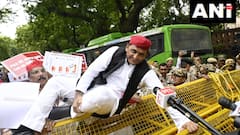 PICS: अखिलेश यादव ने फांदी बैरिकेडिंग तो इन नेताओं के भी बढ़े हौसले, सपा नेता को किया फॉलो