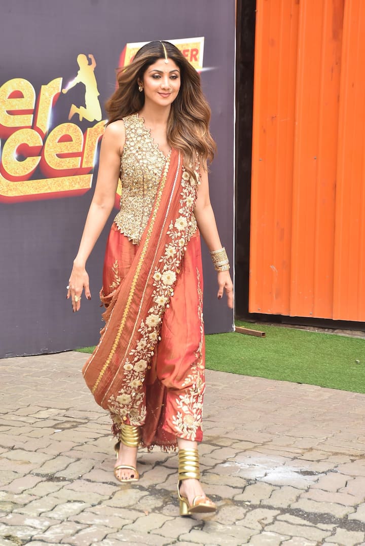 50 की उम्र में भी खूबसूरती में शिल्पा शेट्टी को मात देना मुश्किल, ट्रेडिशनल लुक में बरपाया कहर 4 शिल्पा की इन फोटोज से लोगों की नजर नहीं हट रही है. हर कोई उनकी तारीफ कर रहा है.