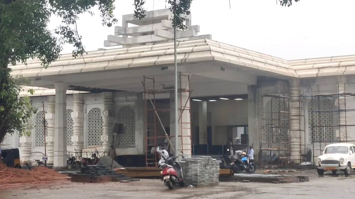 மயிலாடுதுறை ரயில் நிலையத்தில் அதிர்ச்சி சம்பவம்! அம்ரித் பாரத் திட்டத்தில் தரமற்ற பணிகள்? அச்சத்தில் பயணிகள்!