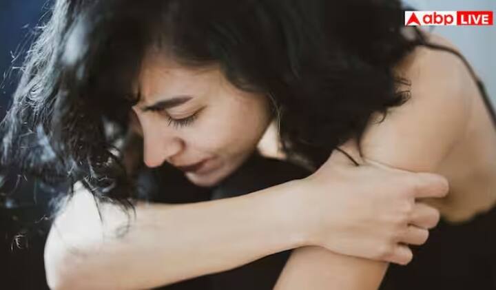 એક નવા અભ્યાસમાં જાણવા મળ્યું છે કે છોકરીઓમાં વહેલા પીરિયડ્સ આવવાનું કારણ ફક્ત આનુવંશિકતા કે સ્થૂળતા નથી. હવે આહાર, જીવનશૈલી અને પર્યાવરણ પણ મહત્વપૂર્ણ ભૂમિકા ભજવી રહ્યા છે.હ્યુમન રિપ્રોડક્શન જર્નલમાં પ્રકાશિત સંશોધન મુજબ, જે છોકરીઓ વધુ પ્રોસેસ્ડ ફૂડ અને માંસ સાથેનો આહાર લે છે તેમને વહેલા પીરિયડ્સનું જોખમ 15 ટકા વધારે હોય છે.