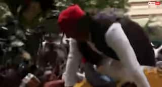 SIR और 'वोट चोरी' के खिलाफ विपक्ष का EC दफ्तर तक मार्च, पुलिस ने रोका तो बैरिकेडिंग पर चढ़े अखिलेश यादव, Video