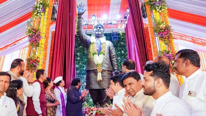 लातूर जिल्हा परिषदेच्या प्रांगणात दिवंगत नेते गोपीनाथ मुंडे यांचा पूर्णाकृती पुतळा उभारण्यात आला आहे. या पुतळ्याचे अनावरण मुख्यमंत्री देवेंद्र फडणवीस यांच्याहस्ते आज संपन्न झाले.