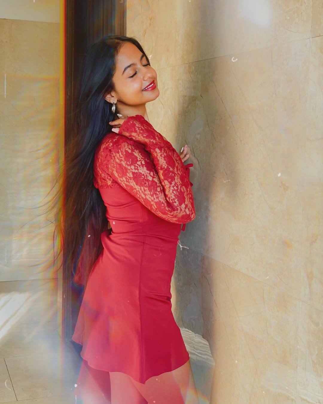But looking at these pictures of him, it would not be wrong to say that Spraha Chatterjee is a glamor doll in real life.