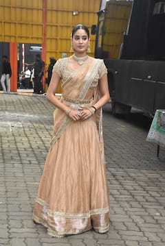 माथे पर बिंदी, बालों में गजरा...’परम सुंदरी’ के प्रमोशन पर साउथ इंडियन लक में कहर ढहाती दिखीं जाह्नवी कपूर