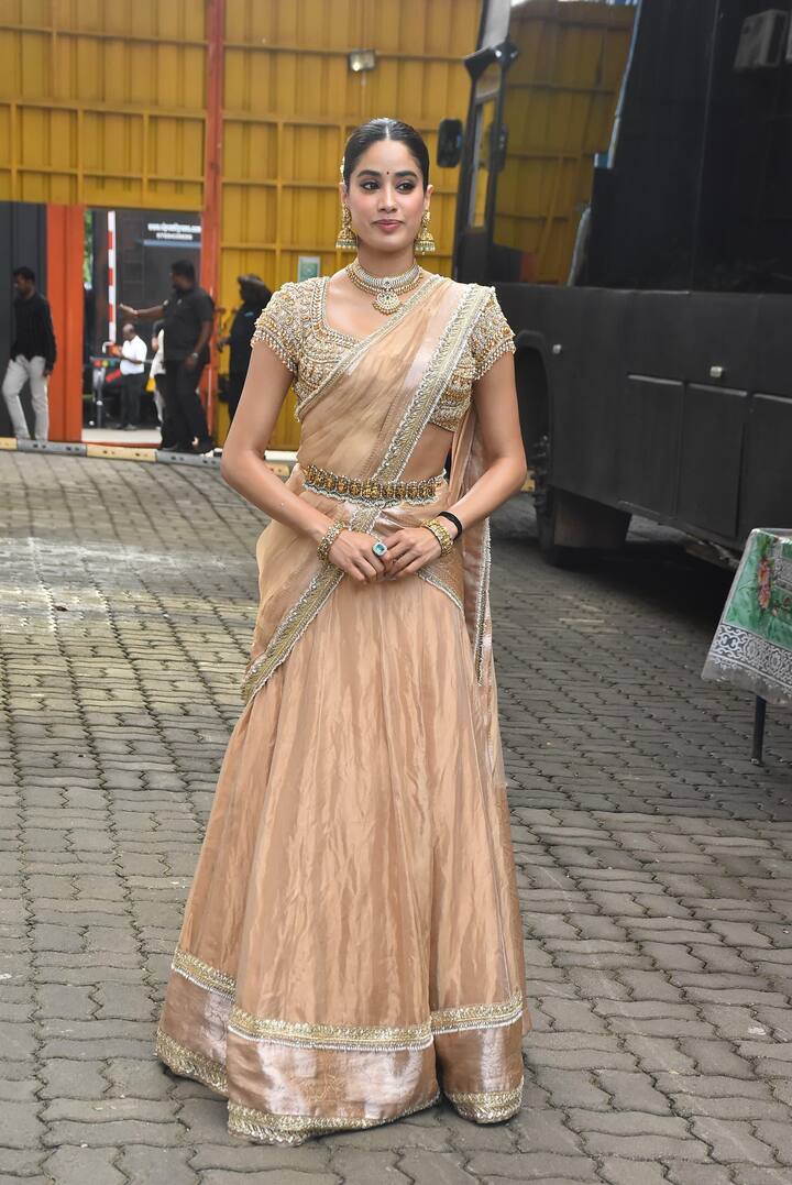 इस दौरान जाह्नवी कपूर साउथ इंडियन लुक में दिखी. उनका ये अवतार देख हर कोई एक्ट्रेस पर दिल हार बैठा है.