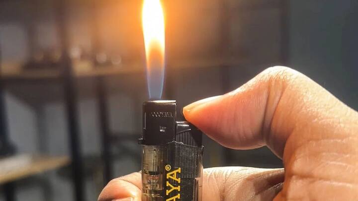 आप साथ में तेजधार चीजें, पटाखे, माचिस, लाइटर, ड्रोन, सेल्फी स्टिक जैसी चीजें बिल्कुल न लें जाएं. इन्हें साथ ले जाने पर सिक्योरिटी तुरंत जब्त कर सकती है. कई मामलों में पुलिस कार्रवाई भी हो सकती है. बेहतर होगा कि सिर्फ जरूरी सामान ही साथ ले जाएं.