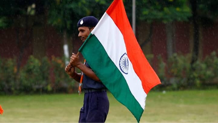 ভারতের সংস্কৃতি মন্ত্রকের পক্ষ থেকে একটি ডায়াগ্রামে এই পদ্ধতি বোঝানো হয়েছে। প্রথমে জাতীয় পতাকাকে অনুভূমিকভাবে রাখতে হবে।