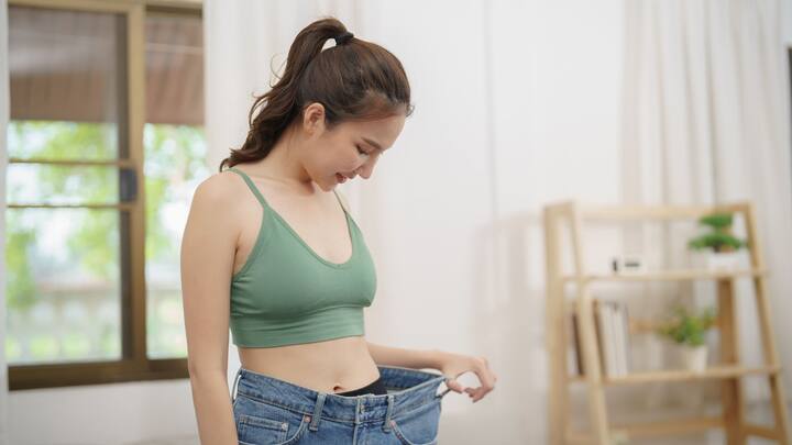 যদি আপনি ওজন কমাতে চান, তাহলে মৌরির জল একটি ঔষধ। এটি শরীরের বিপাক ক্রিয়াকে ত্বরান্বিত করে এবং চর্বি পোড়াতে সাহায্য করে। মৌরি দীর্ঘ সময় ধরে পেট ভরা রাখে, যা অপ্রয়োজনীয় খাবার খাওয়া কমায়।