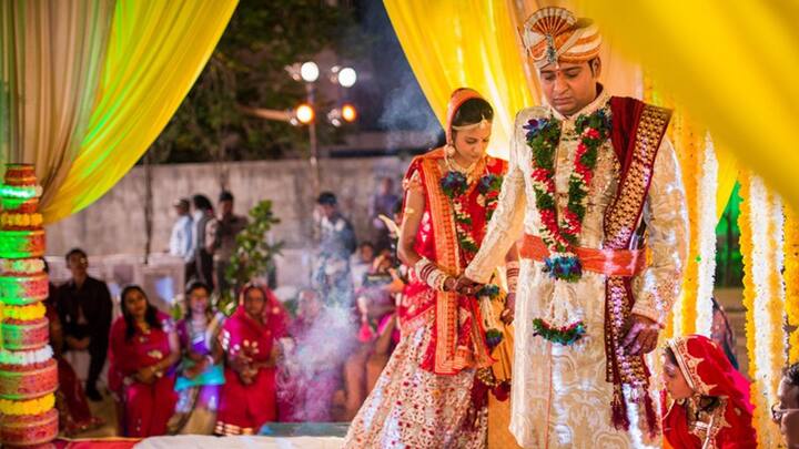 आर्य समाज में शादी को कपल्स इसलिए प्राथमिकता देते हैं, क्योंकि यह सरल, त्वरित और एक कम खर्चीली प्रक्रिया होती है. यह हिंदू रीति-रिवाजों का पालन करती है.