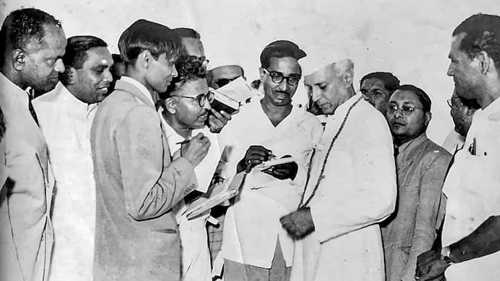 15 अगस्त 1947 को पंडित जवाहरलाल नेहरू ने दिल्ली के लाल किले पर तिरंगा फहराया और अपना ऐतिहासिक भाषण दिया. यह दिन भारत के लिए एक नए युग की शुरुआत थी. स्वतंत्रता दिवस का महत्व केवल आजादी की प्राप्ति तक सीमित नहीं है. यह हमें उन बलिदानों की याद दिलाता है, जो असंख्य स्वतंत्रता सेनानियों ने दिए.