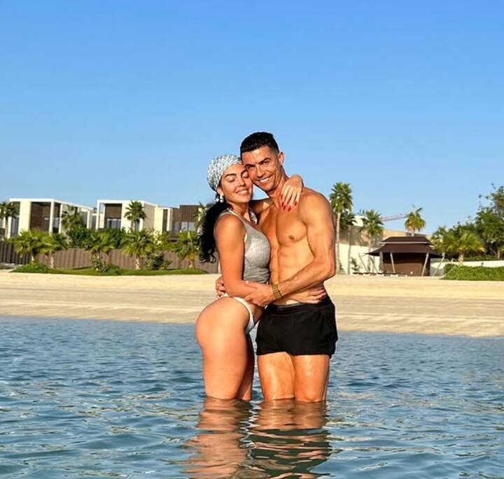 जॉर्जिना की मुलाकात रोनाल्डो से पहली बार साल 2016 में हुई थी. इसके एक साल बाद 2017 में दोनों ने इंस्टाग्राम पर अपने रिलेशनशिप की पुष्टि भी कर दी थी. जॉर्जिना ने मॉडलिंग और फैशन की दुनिया में अपना करियर बनाया है.