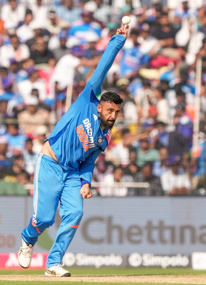 भारतीय स्पिन गेंदबाज वरुण चक्रवर्ती ने स्कूली पढ़ाई केंद्रीय विद्यालय और सेंट पैट्रिक एंग्लो इंडियन हाइर सेकेंडरी स्कूल से की है. इसके बाद श्रीराम यूनिवर्सिटी ने उन्होंने आर्किटेक्चर में बैचलर की डिग्री हासिल की है.