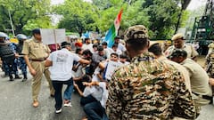 चुनाव आयोग के खिलाफ NSUI का मार्च, पुलिस ने कई छात्रों को हिरासत में लिया