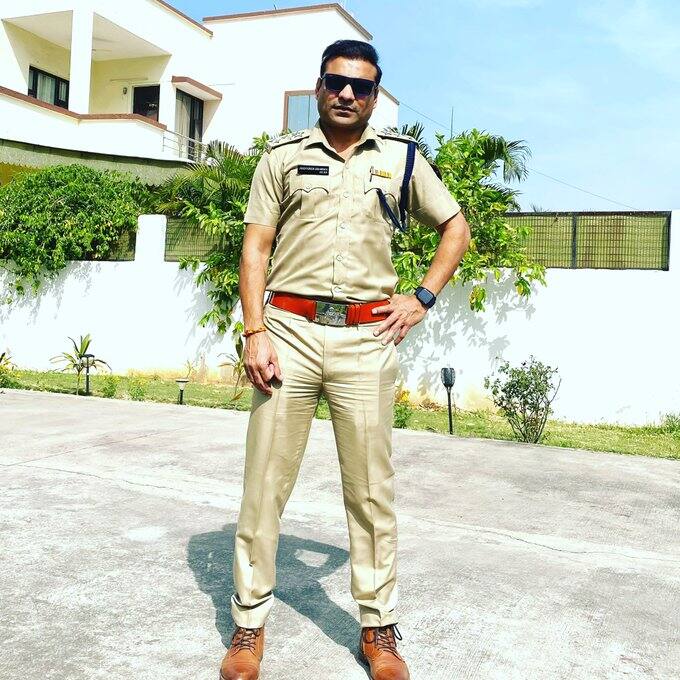 सिराज और जोगिन्दर दोनों डीएसपी हैं, लेकिन उनके विभाग या राज्य अलग हो सकते हैं. हर राज्य का अपना पे स्केल होता है. जितनी लंबी सेवा, उतना ज्यादा वेतन होगा. अलग-अलग राज्यों में भत्तों का प्रतिशत अलग होता है.