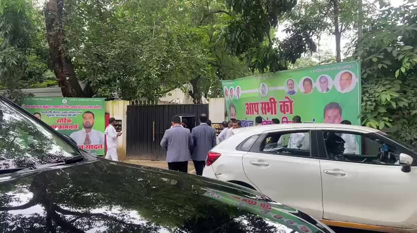 BJP के इस विधायक को RJD से चाहिए टिकट? तेजस्वी यादव के आवास के बाहर की तस्वीर से मची खलबली