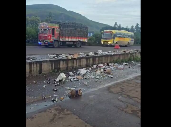 प्राथमिक माहितीनुसार, बिअरने भरलेला ट्रक पुण्याकडून कोल्हापूरच्या दिशेने जात असताना काही कारणास्तव महामार्गाच्या कडेला उभा होता. याच दरम्यान मागून येणाऱ्या कंटेनरने ट्रकला जोरदार धडक दिली.