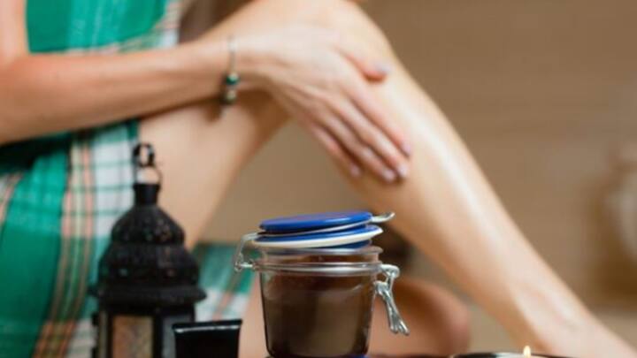 এই সমস্যা থেকে মুক্তি পেতে নিয়মিত এক্সফোলিয়েশন জরুরি, সপ্তাহে দুই থেকে তিন বার অন্তত। চিনি এবং নারকেল তেল মিশিয়ে হালকা হাতে ঘষতে পারেন।